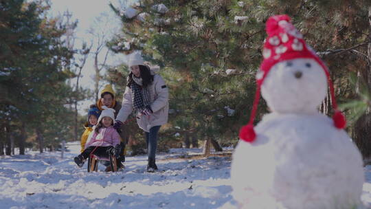 快乐家庭在雪地里玩耍