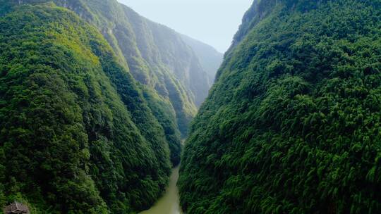 细长陡峭的峡谷