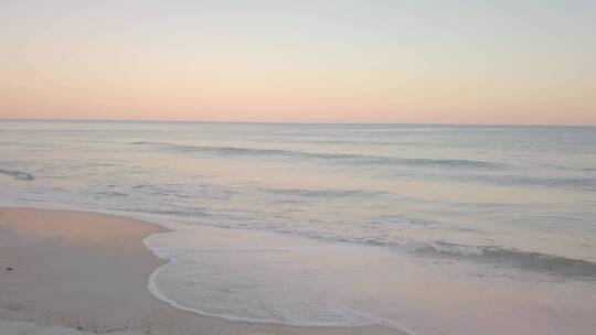 清晨沙滩海浪