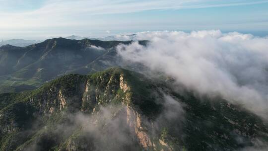 航拍威海里口山山顶的平流雾和白云朵4K