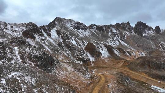 雪山山谷从云雾缭绕到烟消云散