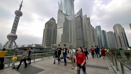 上海浦东与北京路傍晚的人潮汹涌视频素材模板下载