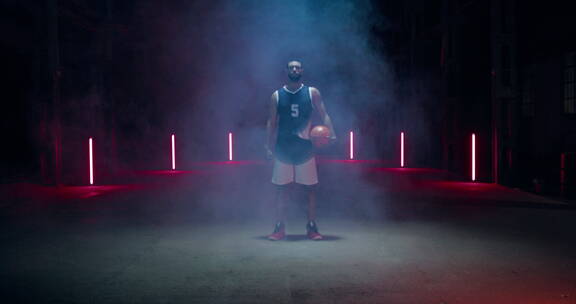 烟雾中的篮球运动员