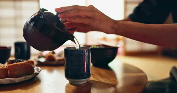 人、手和茶壶，用于在餐桌上倒热水，中国传