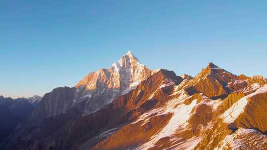 4k航拍四川阿坝四姑娘山日照金山