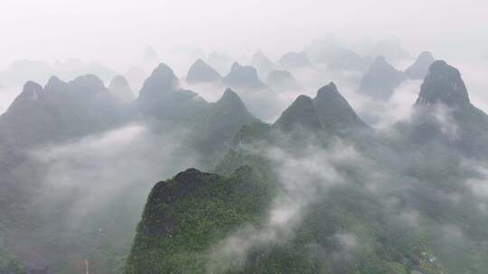 航拍广西桂林烟雨漓江水墨画