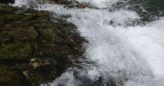 春天冰雪融化高山泉水溪流溪水流水