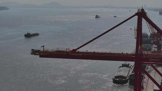 航拍鄂州三江港航运码头吊装水运物流