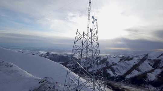 西藏5200雪山顶特高压立塔建设07视频素材模板下载