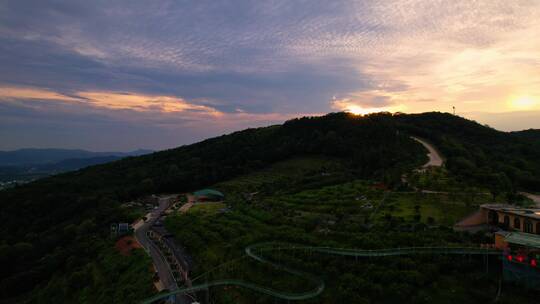 夕阳下山峰