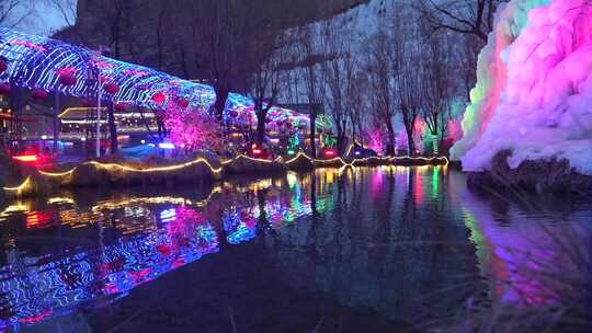 夜间彩色灯光映照的冰瀑景观