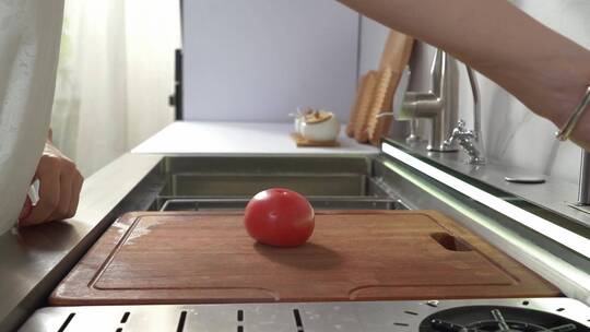 模特在集成水槽里切番茄切西红柿
