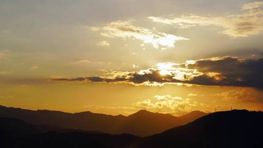 傍晚天空夕阳山日落延时黄昏山峰山脉阳光云