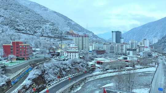 雪后小镇全景，银装素裹美如仙境