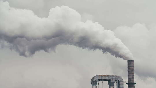 滚滚浓烟从工厂烟囱冒出大气污染题材