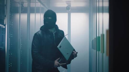 黑客罪犯闯入服务器室