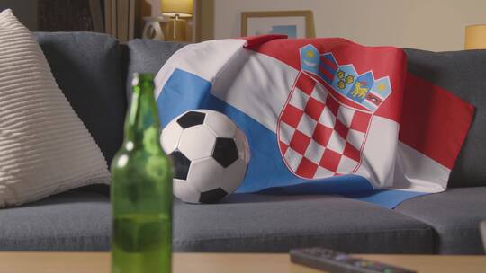 沙发上的旗帜和足球
