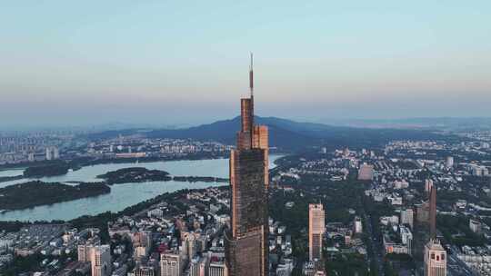 江苏南京市落日余晖照射下的紫峰大厦景观视频素材模板下载