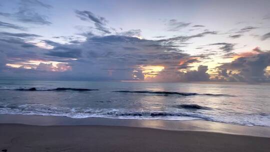 傍晚夕阳海边海浪云彩晚霞唯美视频素材模板下载