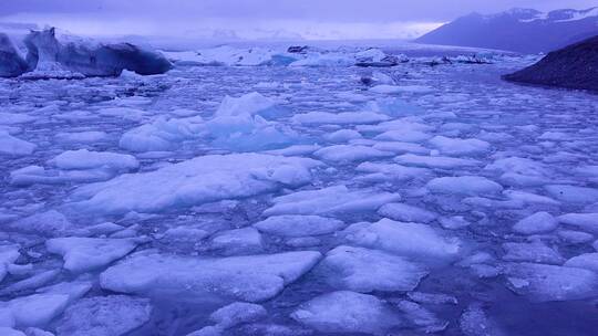 泻湖中冰山移动的延时镜头视频素材模板下载