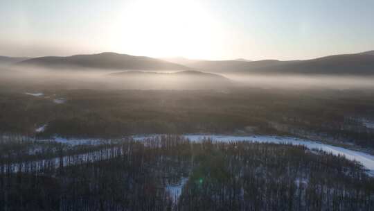冷空气笼罩的林海雪原朝阳