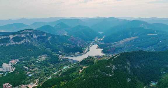 山中湖泊航拍