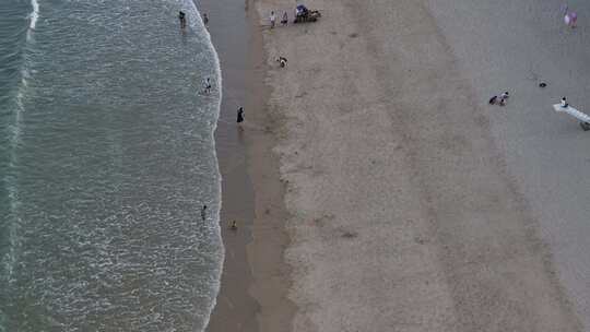 俯拍沙滩海浪