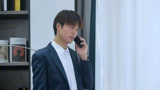 商务保险公司销售打电话给客户