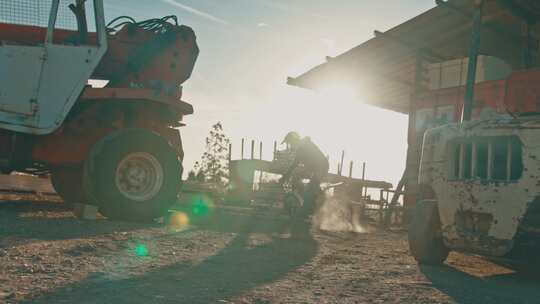 特技摩托车骑手在建筑工地驾驶