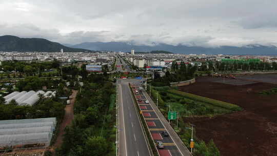 云南松茸航拍空镜顺丰车开向城市709