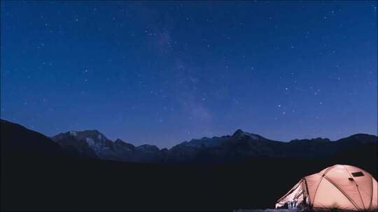 山间露营地星空下的帐篷