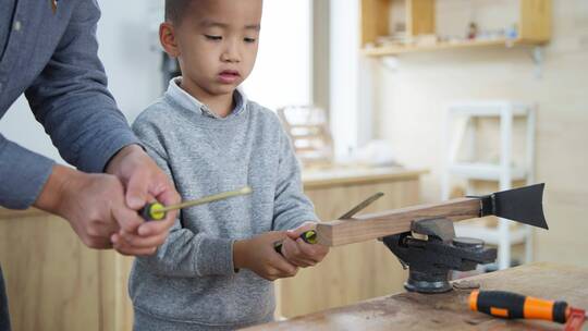 小男孩认真做木工动手学习技能