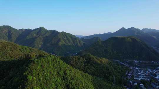 航拍春天的山川高山