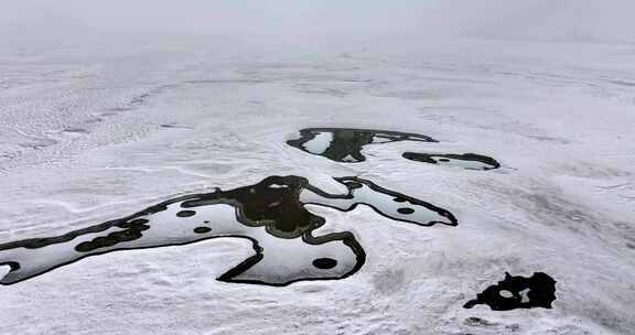 下雪天被大雪覆盖的湖面新疆喀拉库里湖喀湖