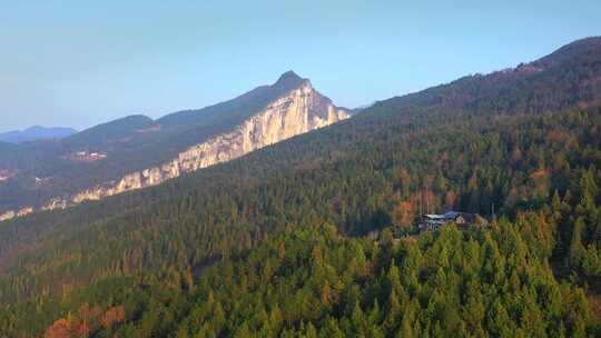 湖北利川大水井旅游风景区半山的一户人家视频素材模板下载