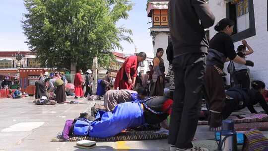 西藏民众街头虔诚朝拜