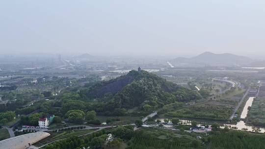 航拍上海辰山植物园矿坑山景