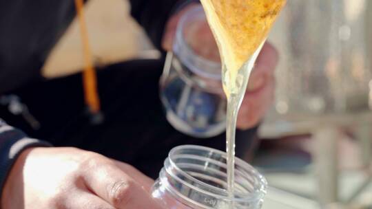 蜂农土蜂蜜手工罐装