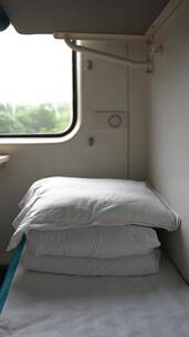 火车卧铺和窗外的风景竖屏