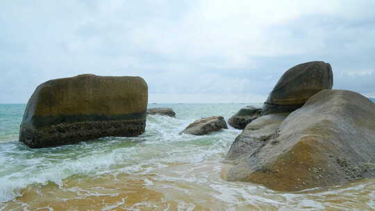 海边岩石礁石浪花 大海岸边石头海浪