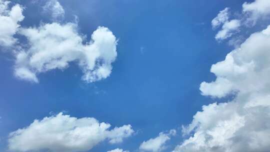 蓝天白云下的蓬松云朵云延时万里云卷云舒
