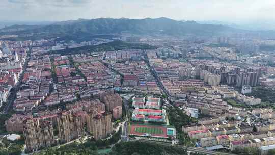 航拍俯瞰威海市环翠区城市街区山野夏季风景