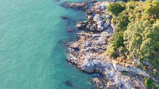 空中俯瞰岩石海岸边的碧绿海水