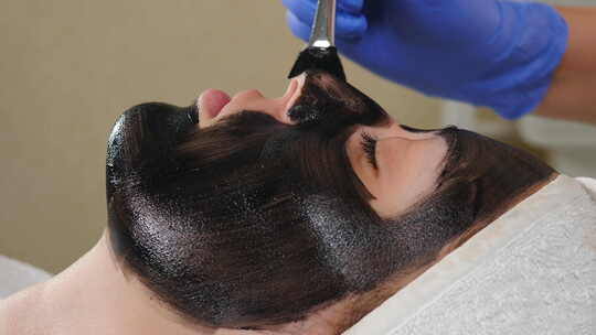 美容诊所美容程序的准备。美容医生在皮肤上应用碳化合物