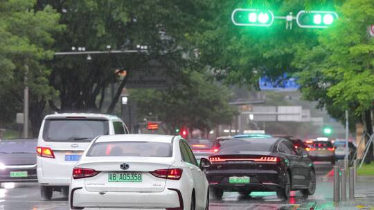 暴雨天开汽车的视频合集