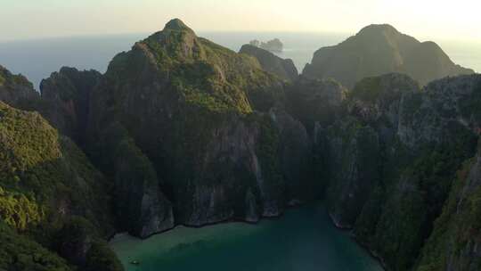 鸟瞰飞向Ko Phi Phi Leh群岛