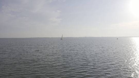 航拍帆船在湖面上