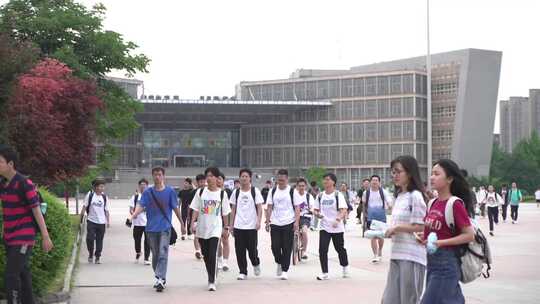 大学学校上下课放学人流学生校园生活