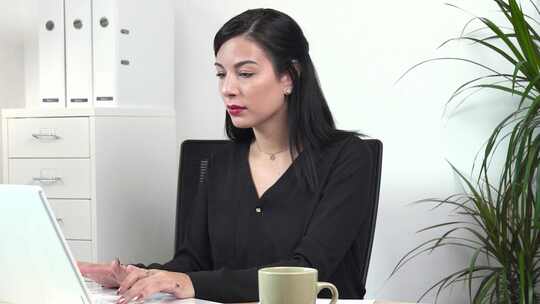 女性办公室使用笔记本电脑