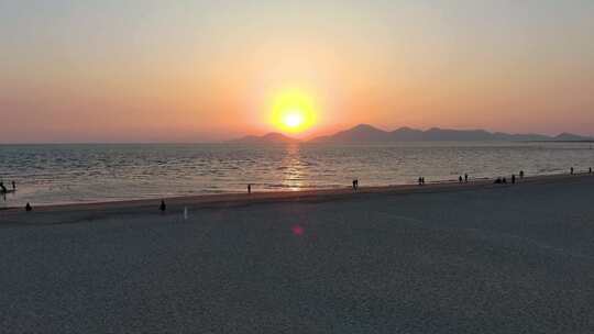 傍晚海边沙滩夕阳落日